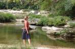 Caminhando no Rio Blanco National Park, no sul de Belize